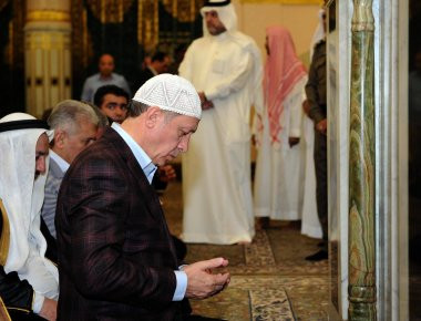 ΕΚΤΑΚΤΟ: Κατέρρευσε την ώρα που προσευχόταν σε τζαμί ο Ρ. Τ. Ερντογάν! - Τί συμβαίνει με την υγεία του; (φωτό, βίντεο)